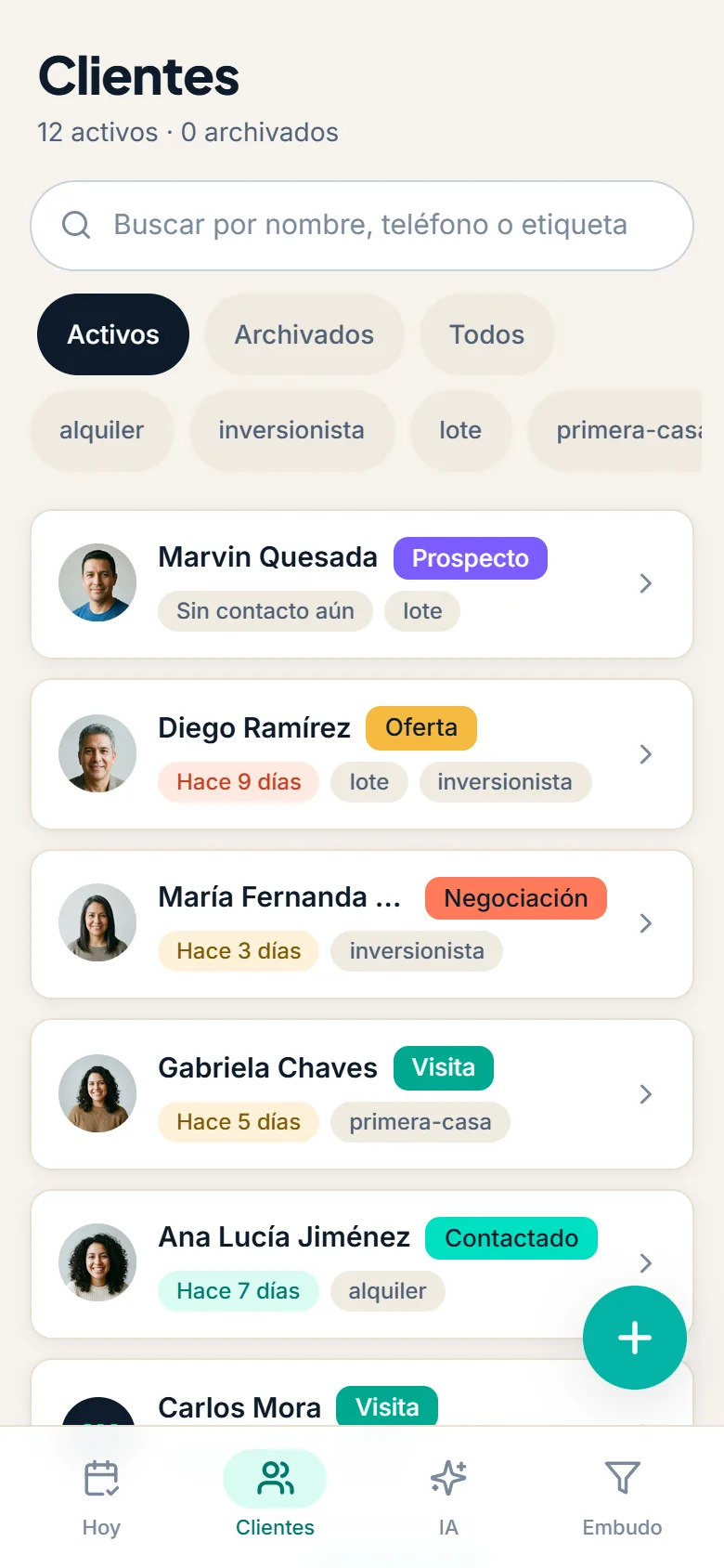 Pantalla Clientes: lista de clientes con foto, etapa y último contacto